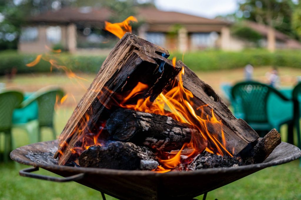 Wärme und Gemütlichkeit mit einer Feuerschale im Garten